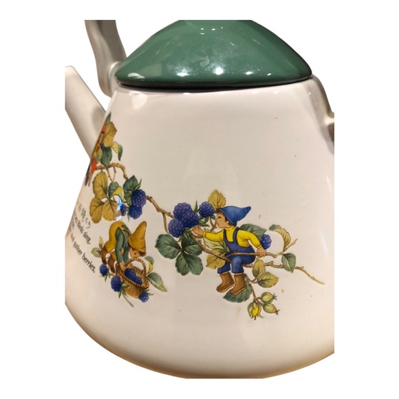 Vintage Cottage Harvest Fairies Enamel Teapot Like New 6 Cup 48 Oz. - Picture 3 of 7